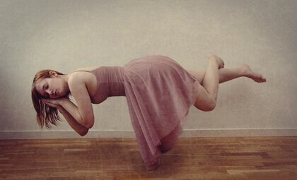 nainen levitoi nukkuessaan