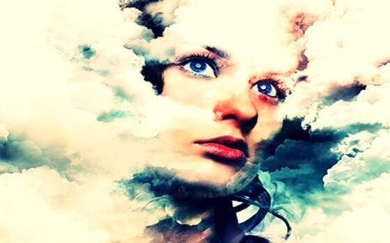 nainen pilvissä