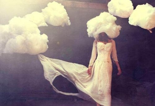 naisen pää on pilvissä