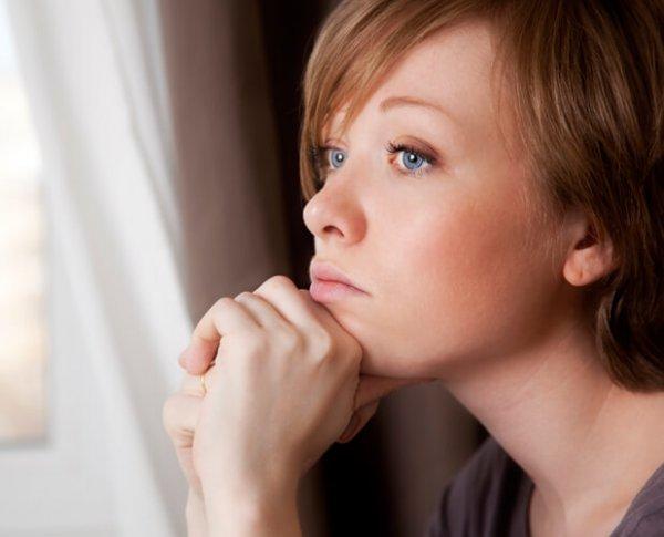 nainen miettii ja katselee