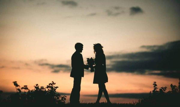 tyttö ja poika ja kukkapuska