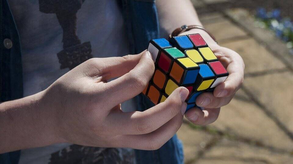 Rubikin kuutio harjoittaa spatiaalista älykkyyttä
