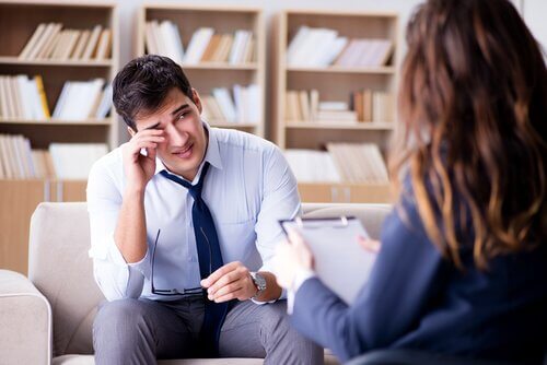 mies terapeutin vastaanotolla