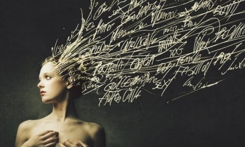 naisen hiukset ovat sanoja