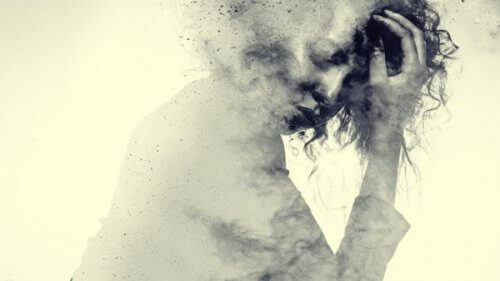 ahdistuneen oloinen nainen