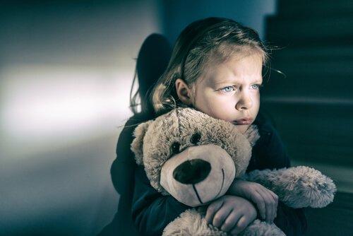vanhemmat vaikuttavat lastensa mielenterveyteen: yksinäinen lapsi