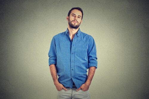 ylpeän oloinen mies