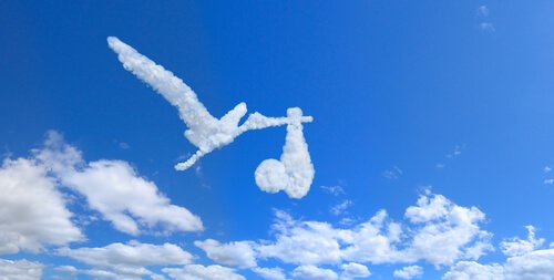 pilvistä muodostuneet haikara ja vauva