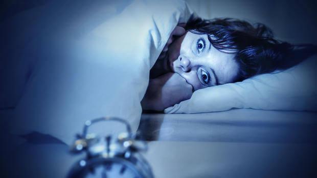 naista pelottaa keskellä yötä