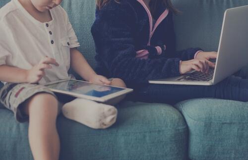 lapset sohvalla teknologian parissa