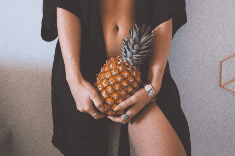 nainen ja ananas