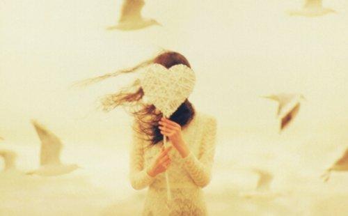 sydän naisen kasvojen edessä