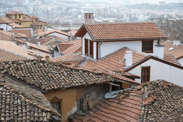 kylän talojen kattoja