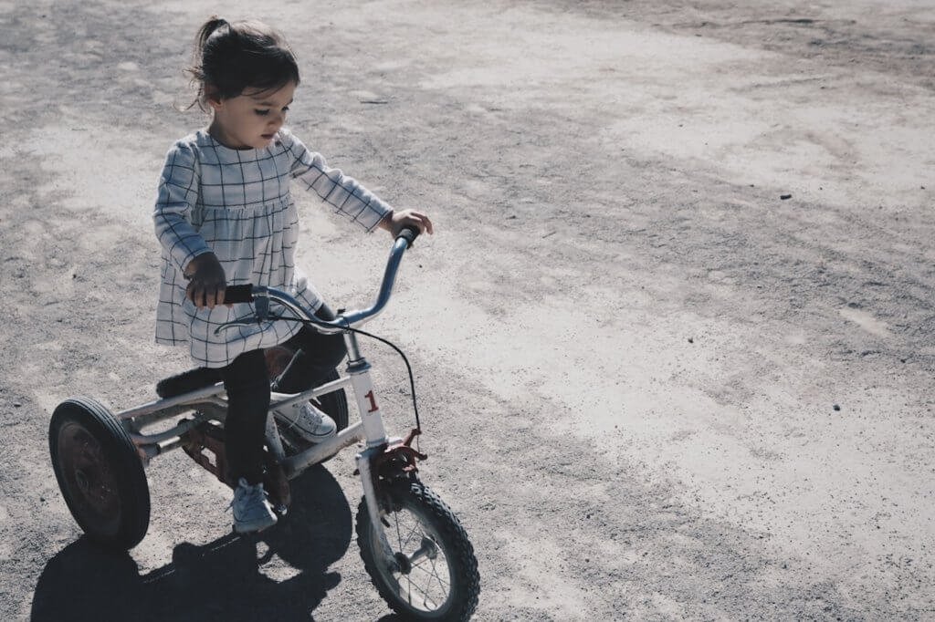 tyttö ajaa pyörällä
