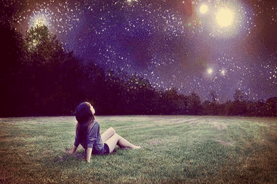Tyttö, joka katsoi öiselle taivaalle ja löysi sisäisen valonsa