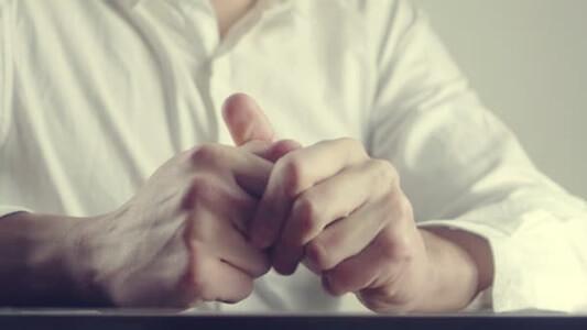 ahdistuksen kehonkieli: käsien puristelu