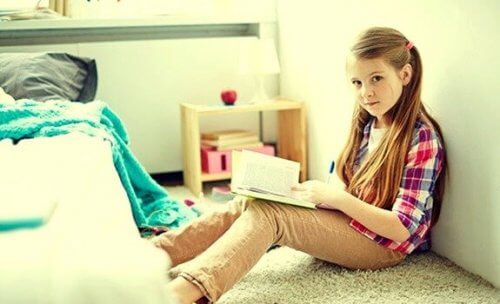 perheen ainoana lapsena tyttö on yksin huoneessaan lukemassa kirjaa