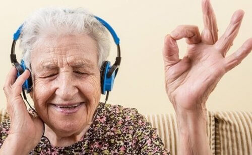 mummo kuuntelee musiikkia