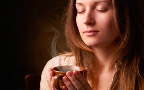 kahvin tuoksu lumoaa naisen