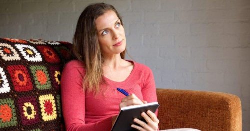 Nainen kirjoittaa muistiinpanoja