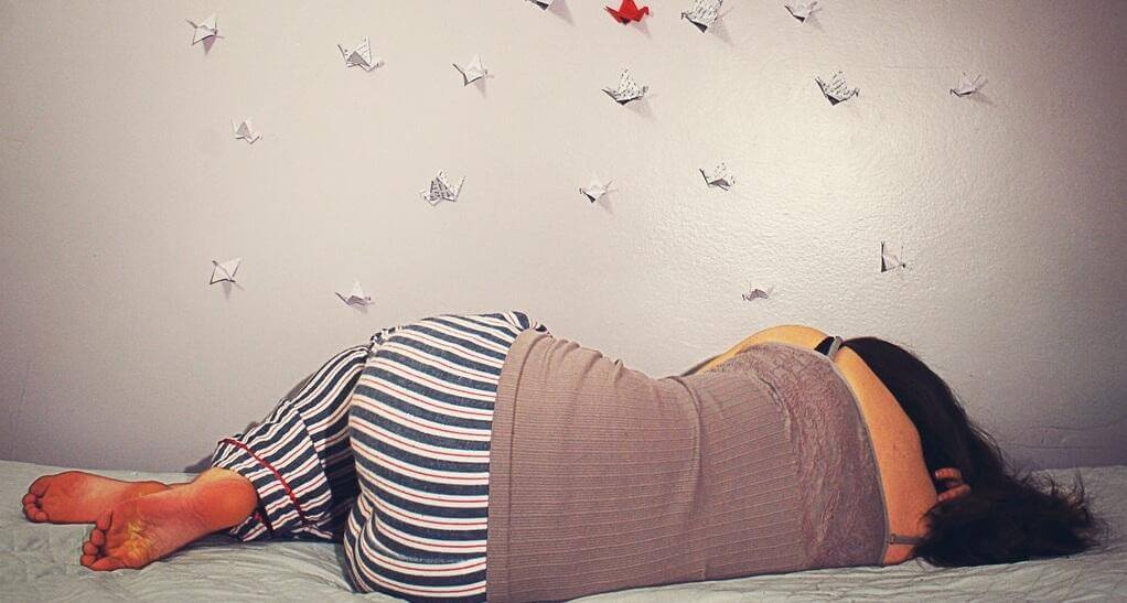 nainen nukkuu kyljellään