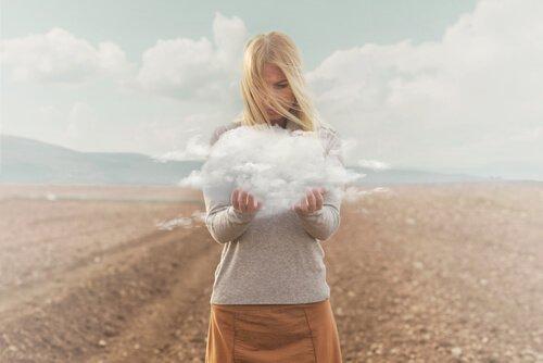 nainen pitelee pilveä käsissään: muistin seitsemän syntiä