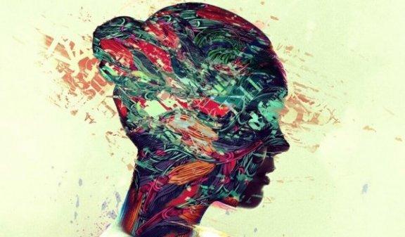 nainen jolla on värikäs pää