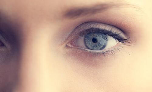 naisen silmä