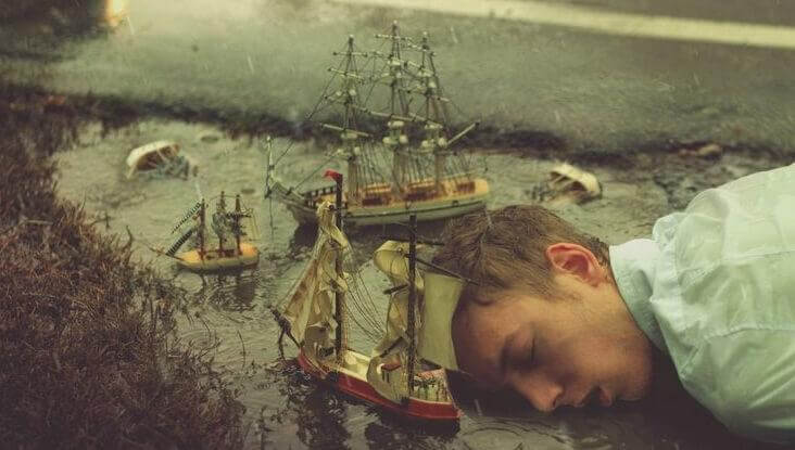 mies nukkuu laivojen seassa