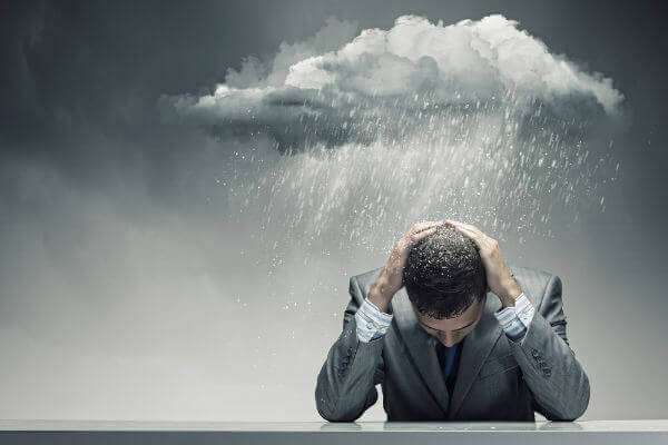 miehen päällä sadepilvi