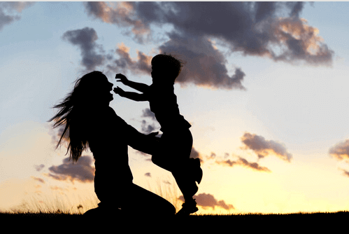 autismista kärsivä poika ja äiti pitävät hauskaa