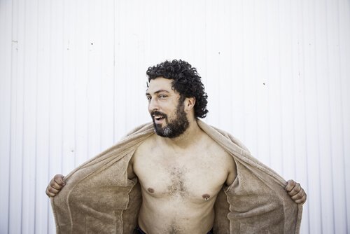 Ekshibitionismi: mies avaa takkinsa