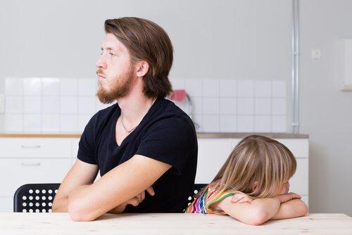 isä ja tyttö mököttävät