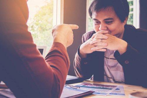 mies syyttää toista