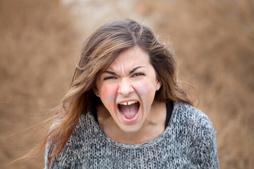 Räjähtävä viha: nainen huutaa