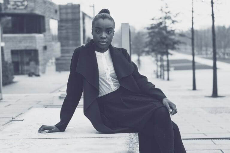 musta nainen poseeraa