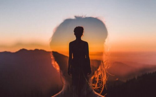 Onnellisuuden paradoksi: nainen ja auringonlasku