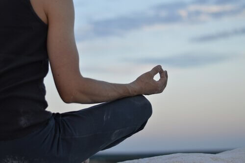 meditaatio parantaa elämääsi: nainen meditoi hiljaisuudessa