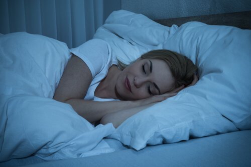 Aivojen "kuuma vyöhyke": nainen nukkuu