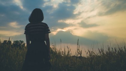 vahvan itsetunnon kehittäminen: nainen seisoo pellolla