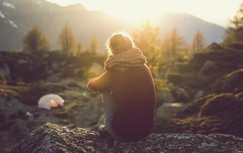 Emotionaalinen etäisyys: nainen vuorella