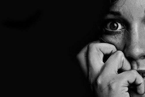 pelon kehonkieli: kynsien pureskelu