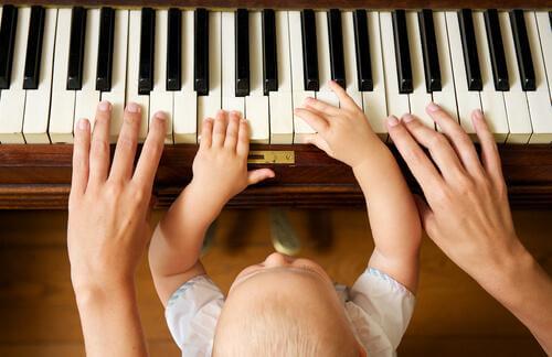 vauva soittaa pianoa