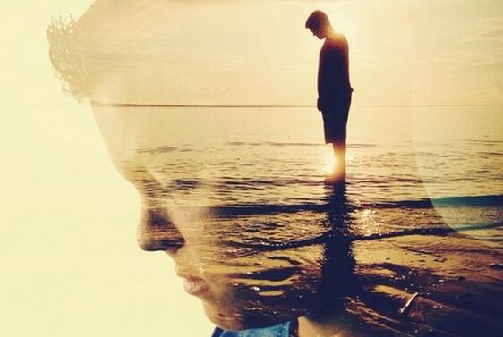 mies rannalla yksin ja hiljaa