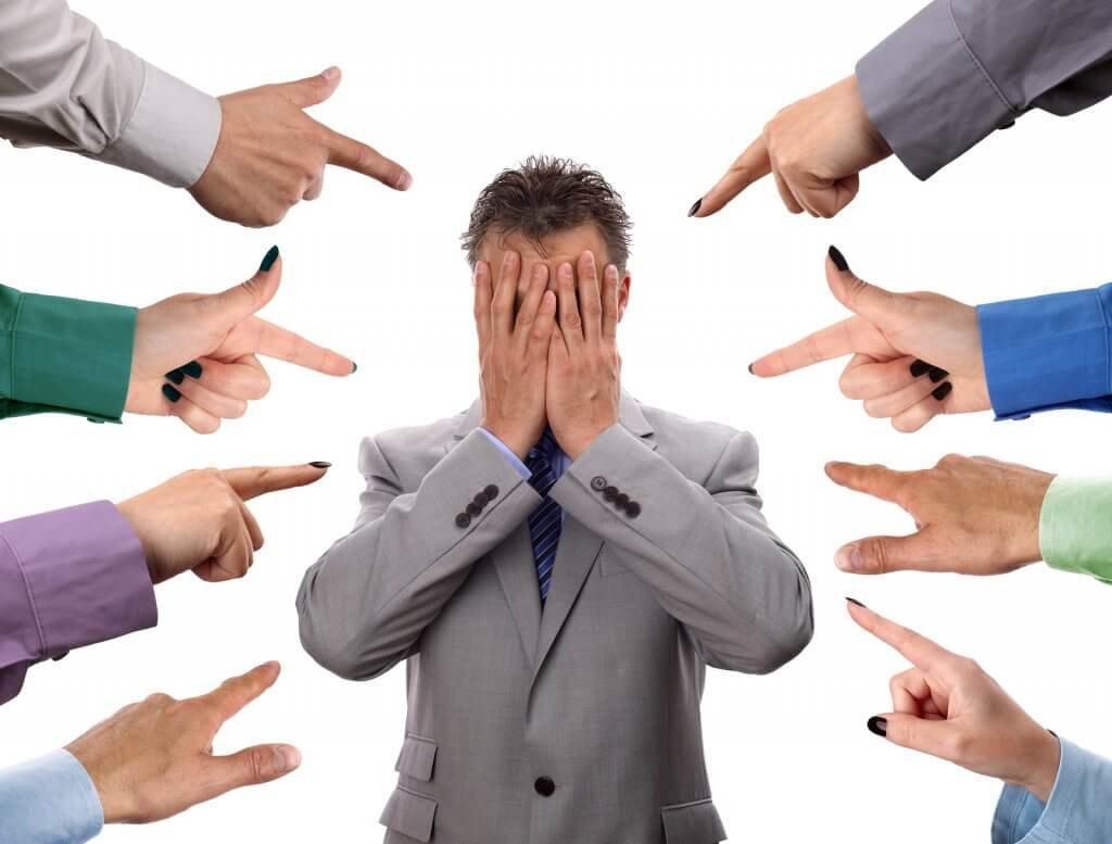 Sormet osoittavat miestä