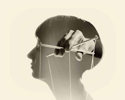 synkkä kolmikko naisen päässä