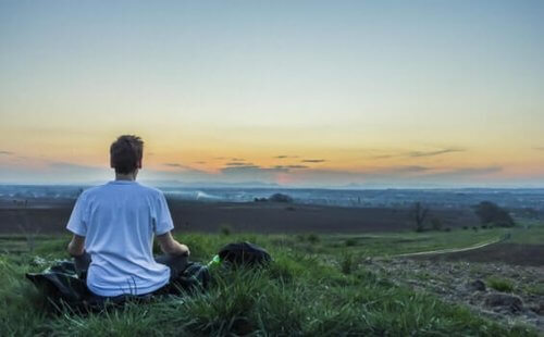 Miten pitää mieli keskittyneenä meditoinnin aikana?