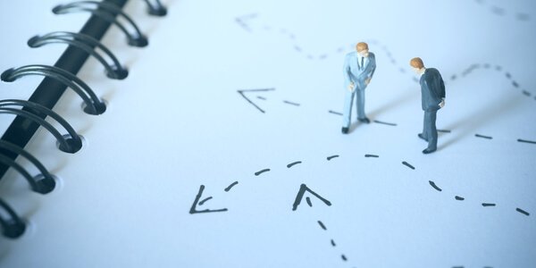 käänteinen ajattelu: miehet miettivät suuntaa