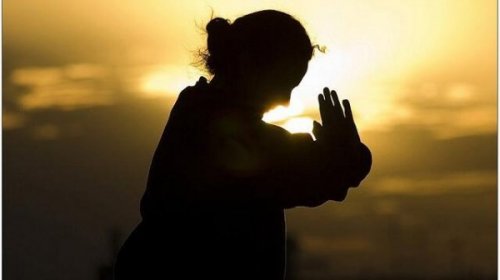 Taistelulajit: nainen harjoittelee