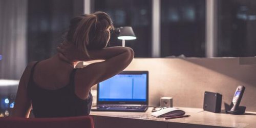 Toksinen työ: nainen ja tietokone